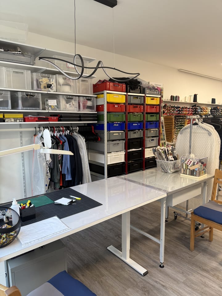 Zuschneidetisch mit Bügeleisen, Kleiderstange und Aufbewahrungsboxen