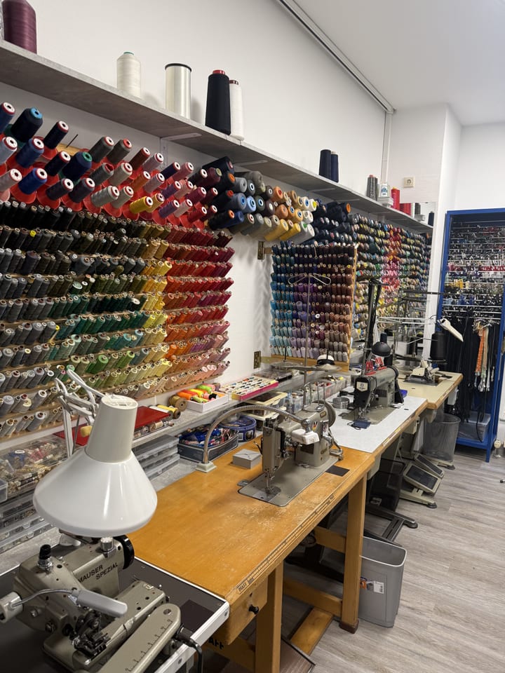 Garnsammlung in allen Farben über Industrienähmaschinen