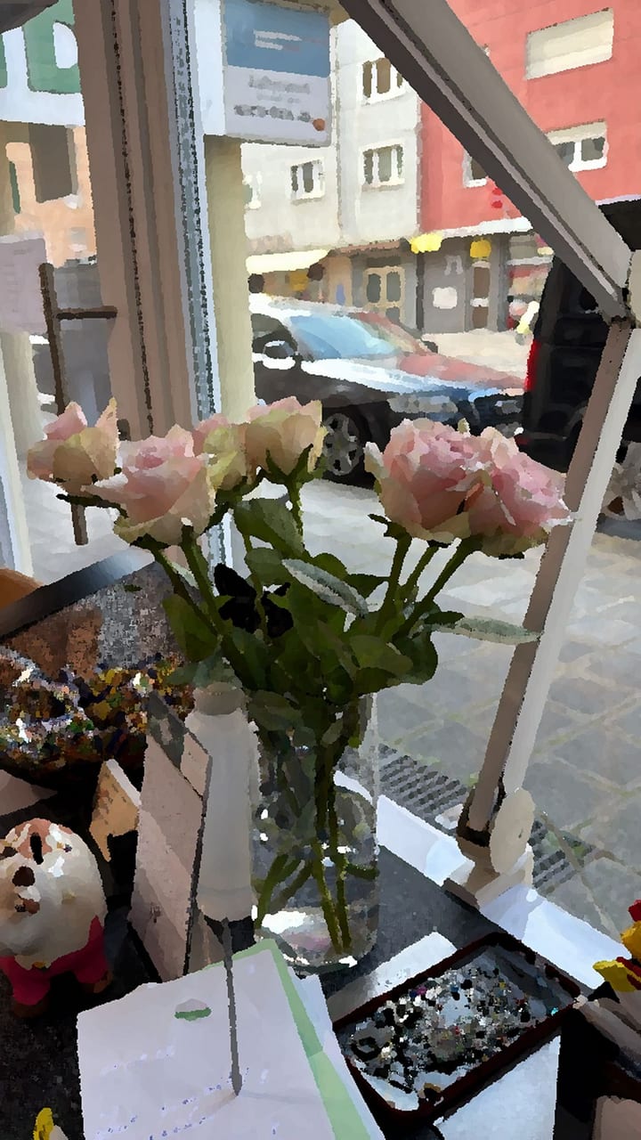 Rosenstrauß im Schaufenster mit Blick auf die Straße