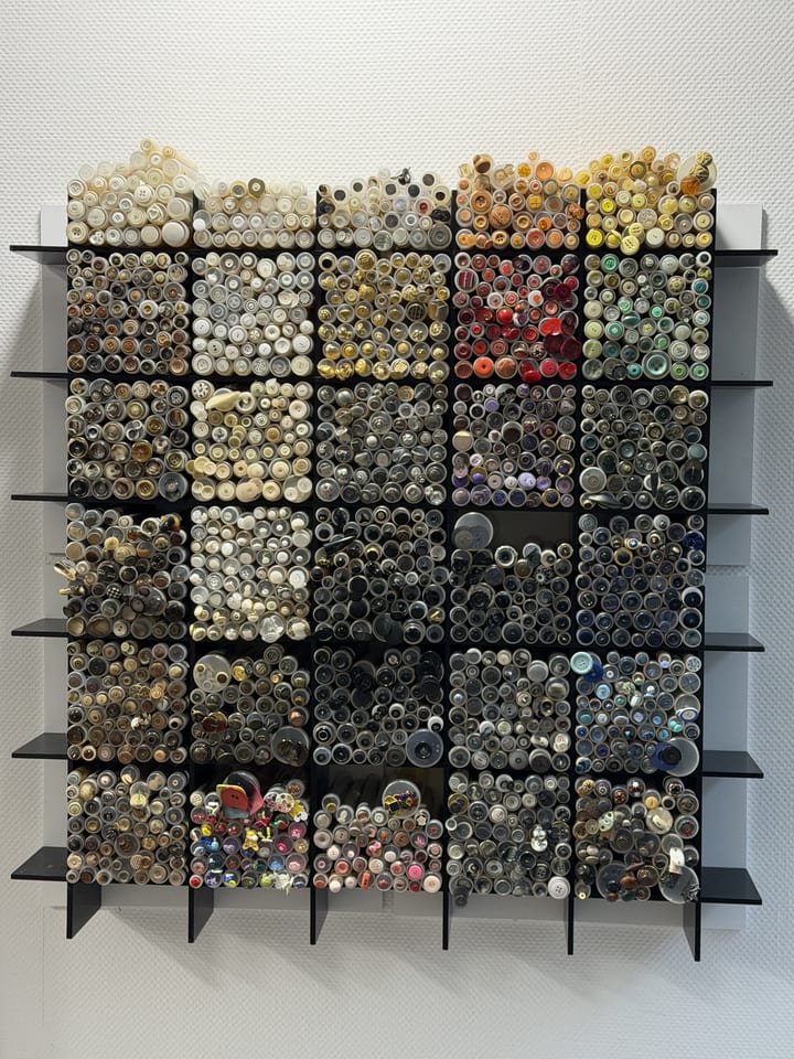 Nahansicht der Knopfwand mit Sammlung in vielen Farben und Formen