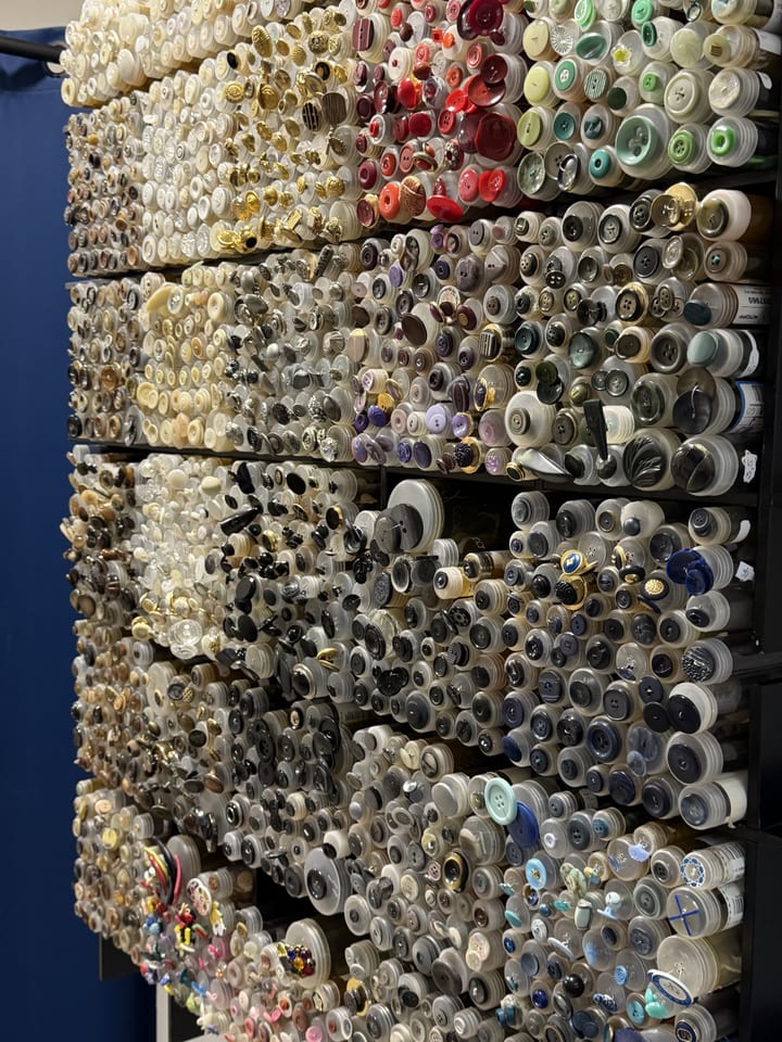 Seitliche Ansicht der Knopfwand mit Umkleidevorhang